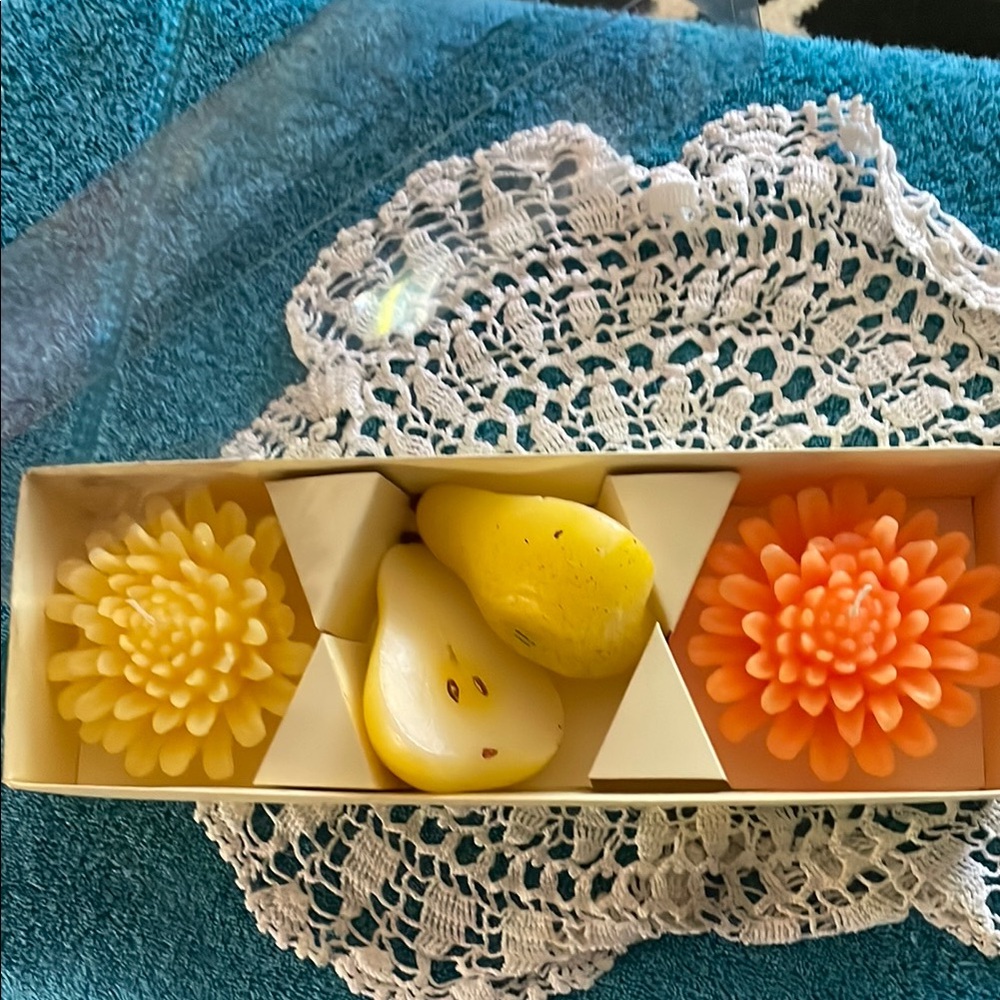 Floral and Pear Scented candle Set - Yellow and Orange